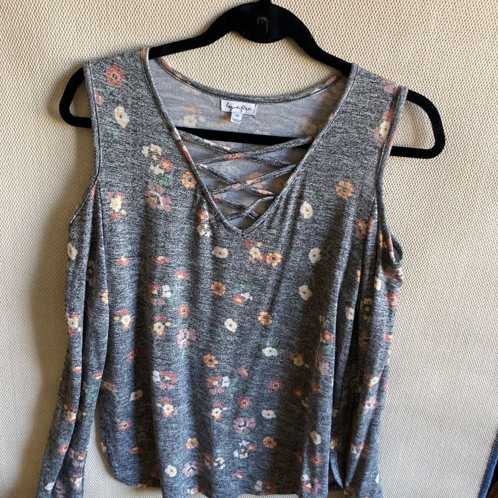 Coldshoulder shirt with cute criss cross design